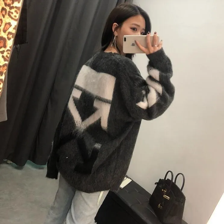 ♻️💯Upper body reference model picture❤️Top tested version OFFWHITE (OW) Gradient Mohair Striped Arrow Sweater Hoodie Gradient Rendering Arrow Couple Sweater Mohair sweater OW will be released every year🛒 The same style and ever-changing colors, really no girl does not love it, it is super suitable for wearing under a down jacket in winter, and will not be bloated! If the lower body is missing, their favorite os version🙋🏻‍♀️ intuitively adds natural softness and fairy beauty effect, which is the best choice! The upper body is lightweight and does not weigh down the body while keeping warm. The sleeves and the gradient arrow parts on the back are repeatedly patterned until the gradient level is satisfied before large-scale products are released. The craftsmanship is extremely demanding. Each sweater is woolen at least ten times to give it a plush, thick feel and good fluffiness! ✅ Fabric composition: 50% mohair 32 spandex 18% wool, three-level anti-pilling Color: gray-white gradient Size: XS/S (positive European size, size is too large) ⚠️Sweater cleaning method: Mohair is not the same as ordinary short-sleeved sweaters, and it is also different from other thick-line sweaters! Mohair is lighter and softer, so be careful not to machine wash it, not machine washable! ! emphasize! !  ⚠️Hand wash with warm water and cold water P:440